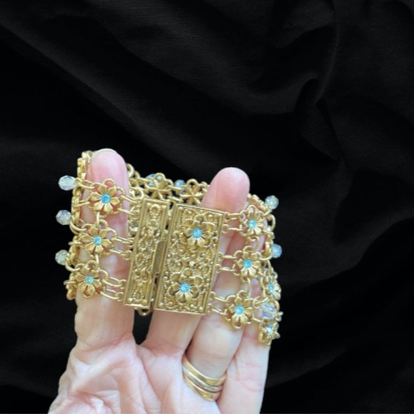 Cuff Bracelet, Gold-Toned with Baby Blue Flowers, Vintage - Picture 5 of 9